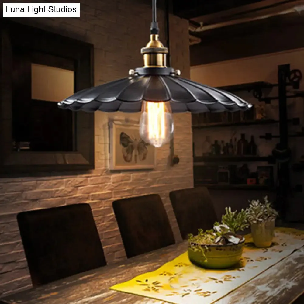 Retro Style Single-Bulb Pendant Ceiling Light in Black Metallic Suspension - Scalloped Cone Design for Restaurants