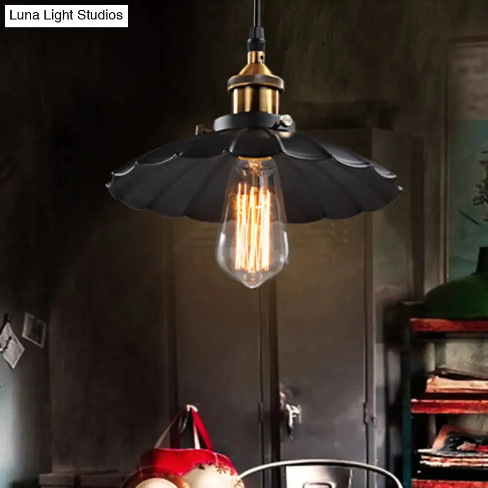 Retro Style Single-Bulb Pendant Ceiling Light in Black Metallic Suspension - Scalloped Cone Design for Restaurants